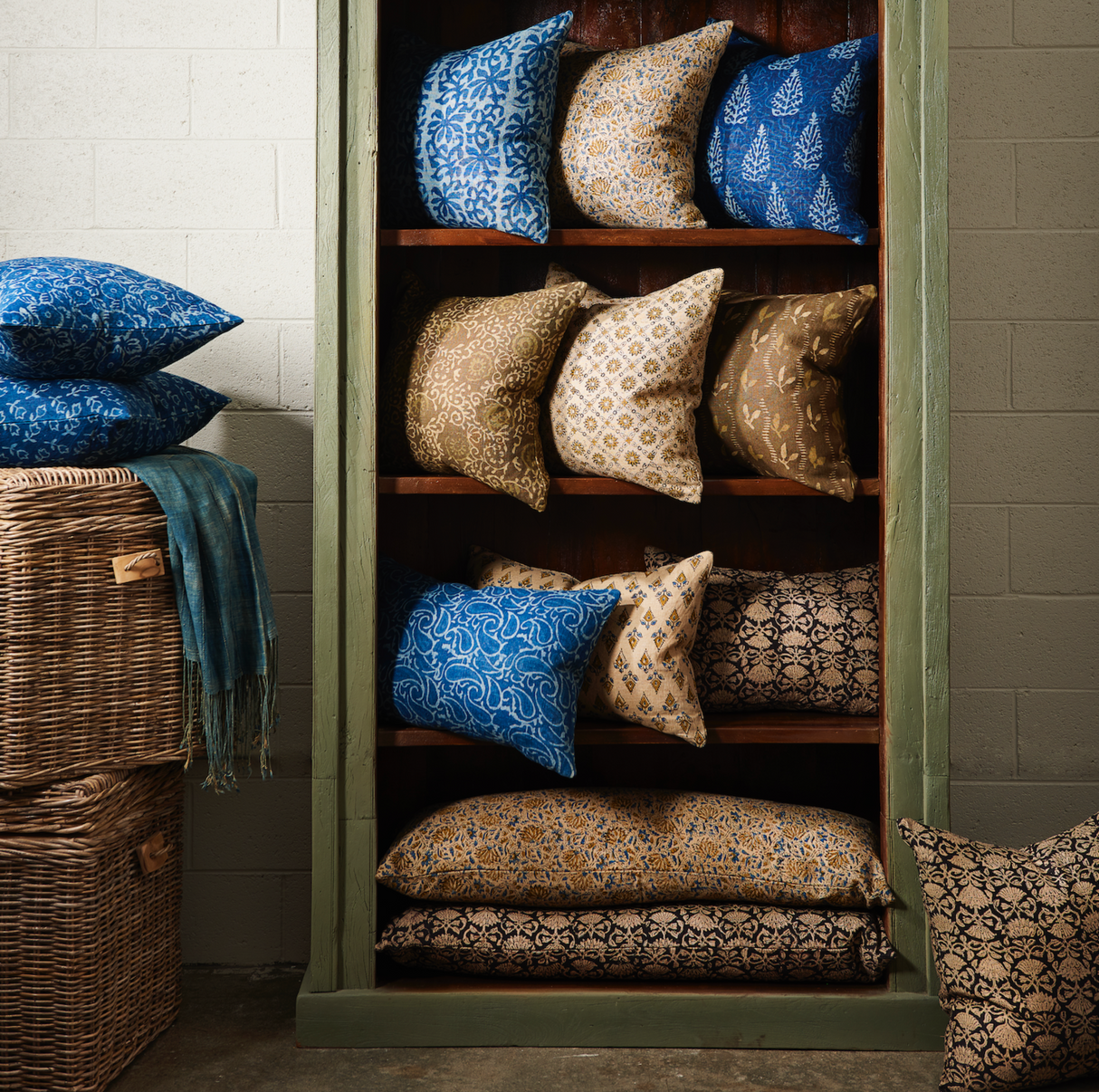 Anika Pillow 22" x 22"