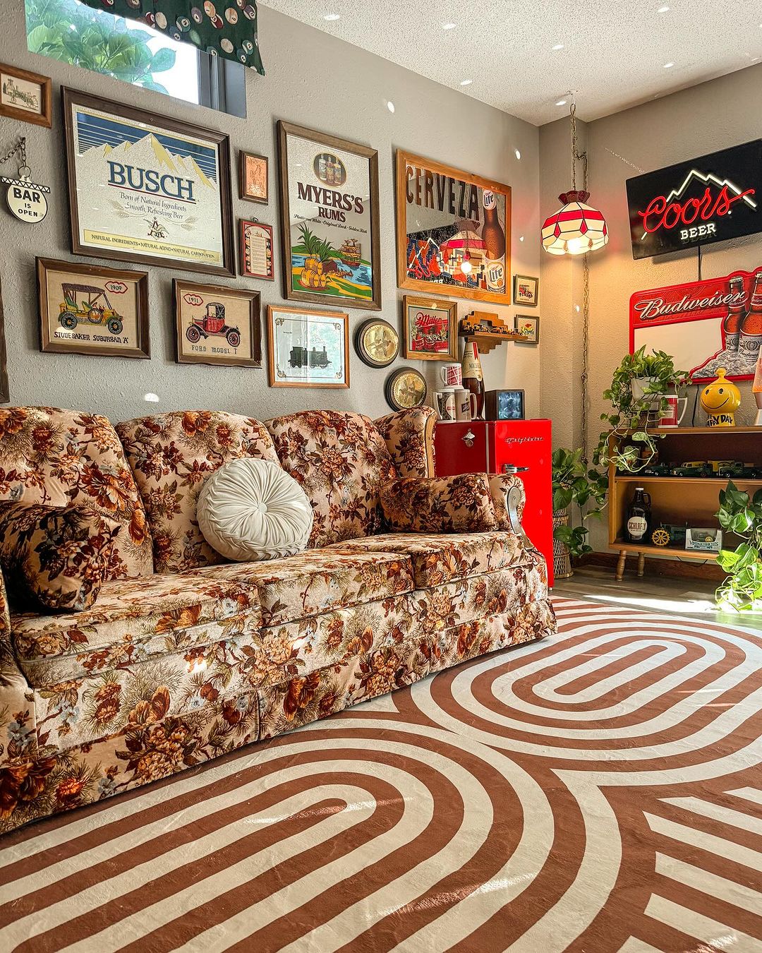 Curvy Brown Stripes Design Rug