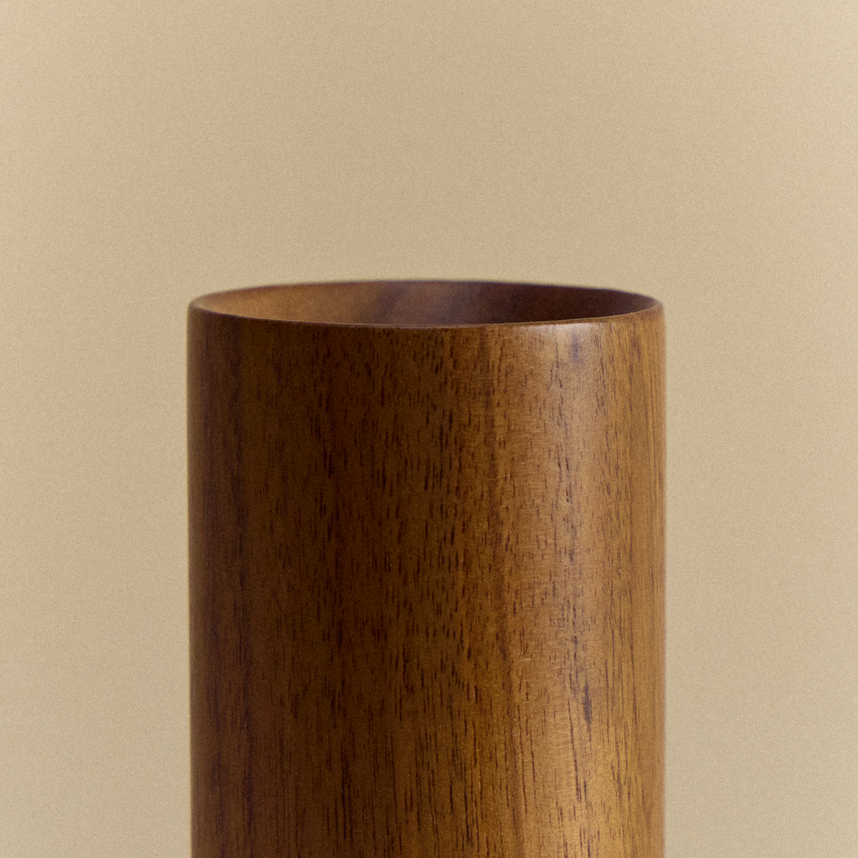 Knuckle Table Lamp in Walnut + Oval