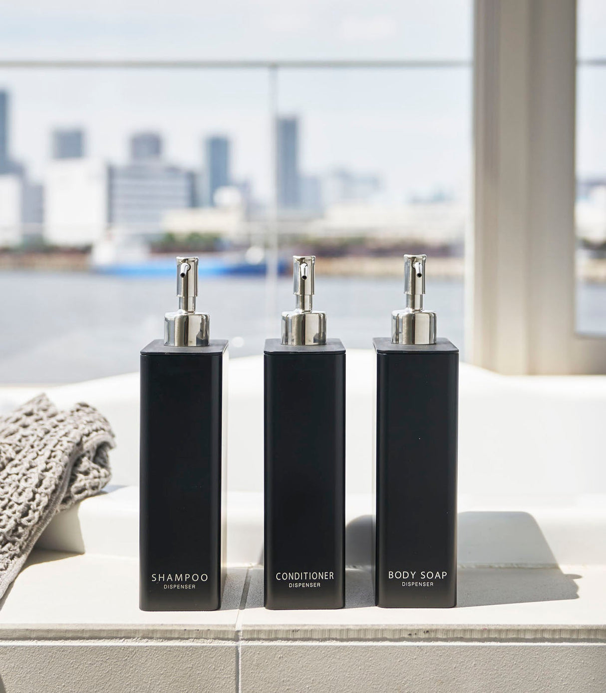 Ensemble distributeur rectangulaire : shampoing, après-shampoing et savon pour le corps