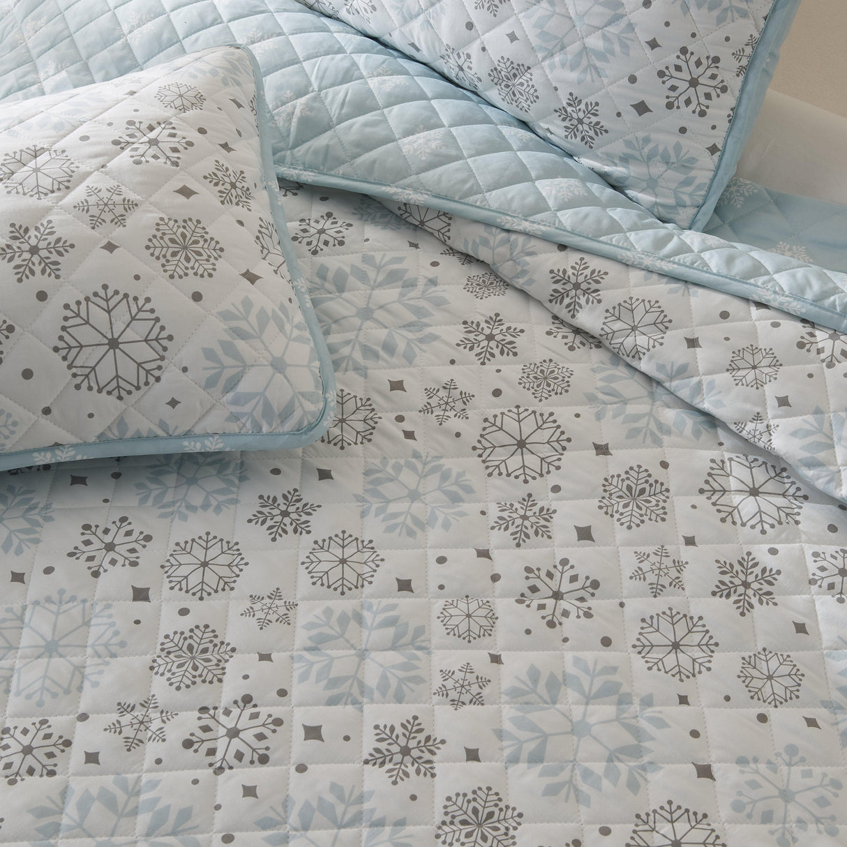 Snowflake Quilt - Nova Collection