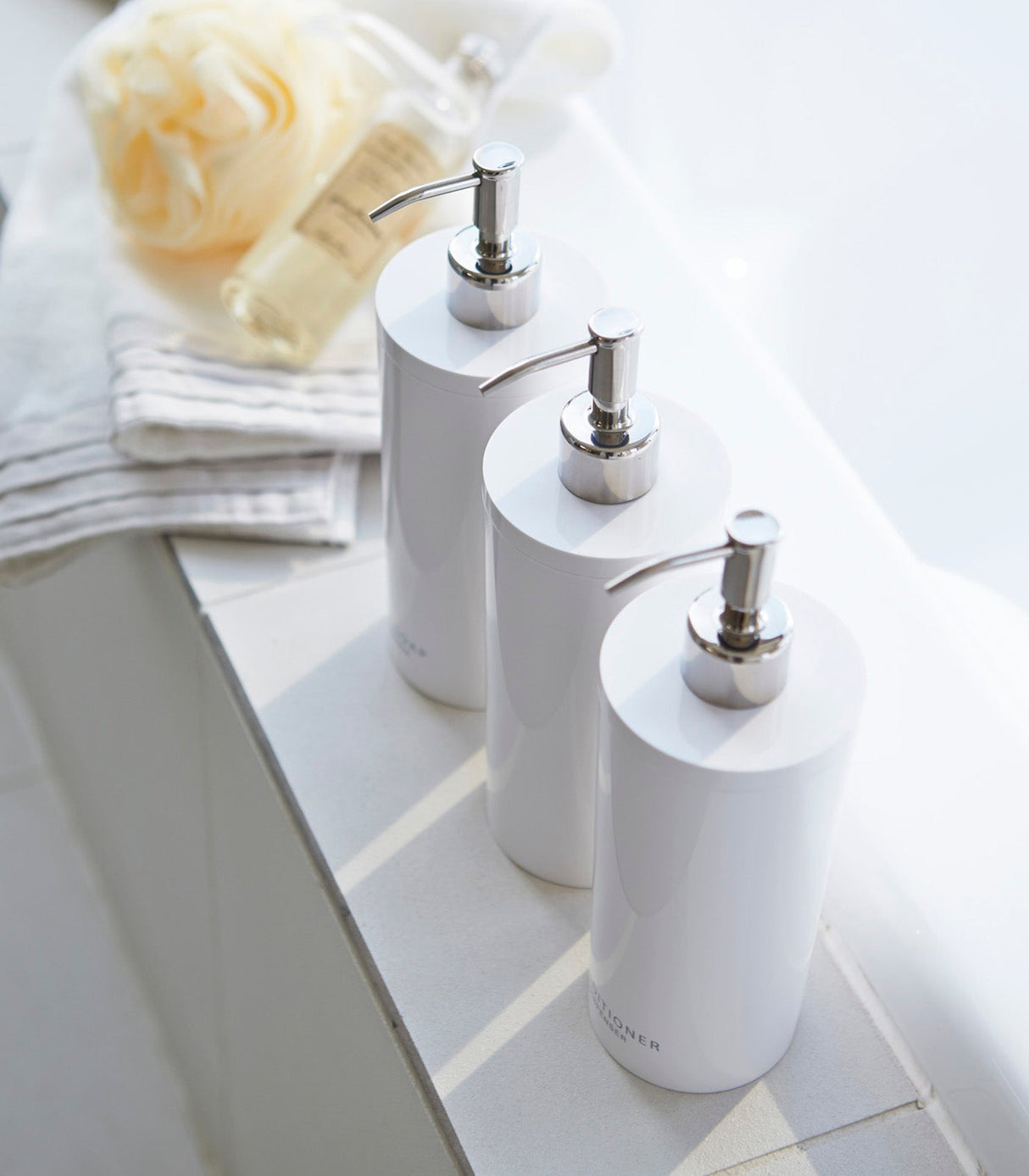Ensemble distributeur rond - Shampoing, après-shampoing et savon pour le corps
