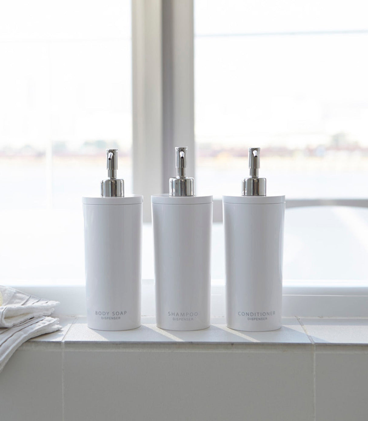 Ensemble distributeur rond - Shampoing, après-shampoing et savon pour le corps