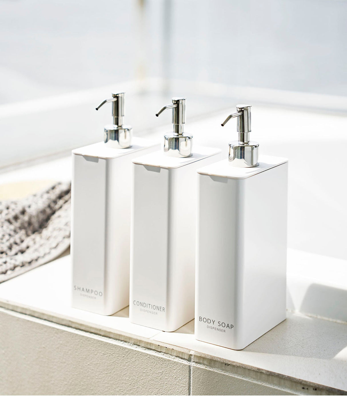 Ensemble distributeur rectangulaire : shampoing, après-shampoing et savon pour le corps