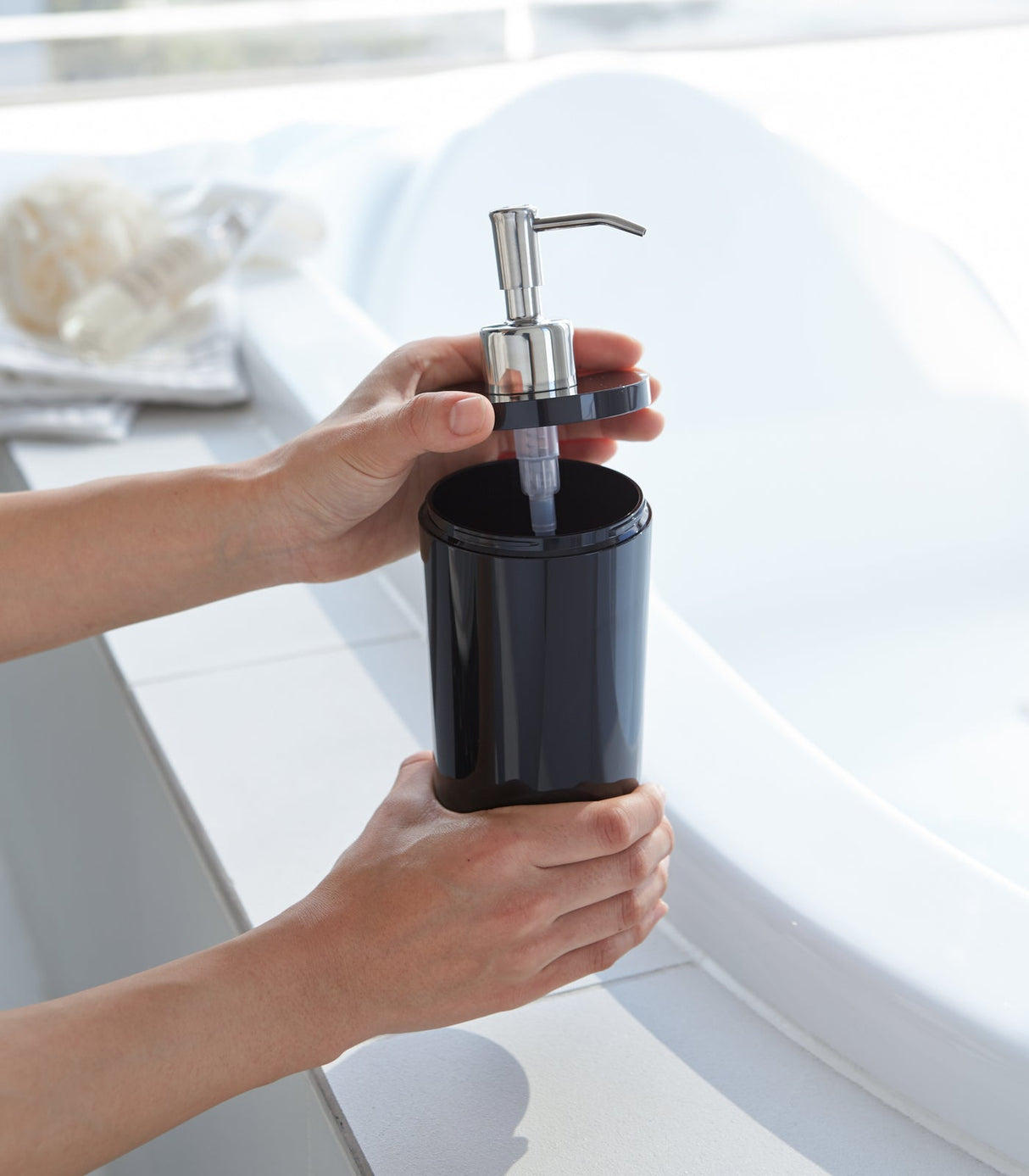 Ensemble distributeur rond - Shampoing, après-shampoing et savon pour le corps