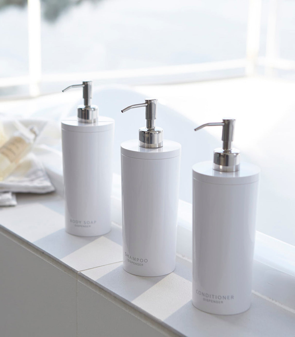 Ensemble distributeur rond - Shampoing, après-shampoing et savon pour le corps