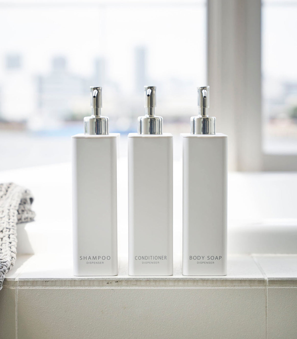 Ensemble distributeur rectangulaire : shampoing, après-shampoing et savon pour le corps