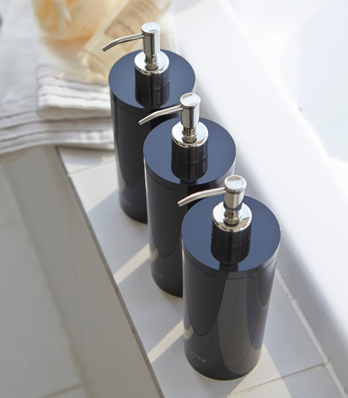 Ensemble distributeur rond - Shampoing, après-shampoing et savon pour le corps