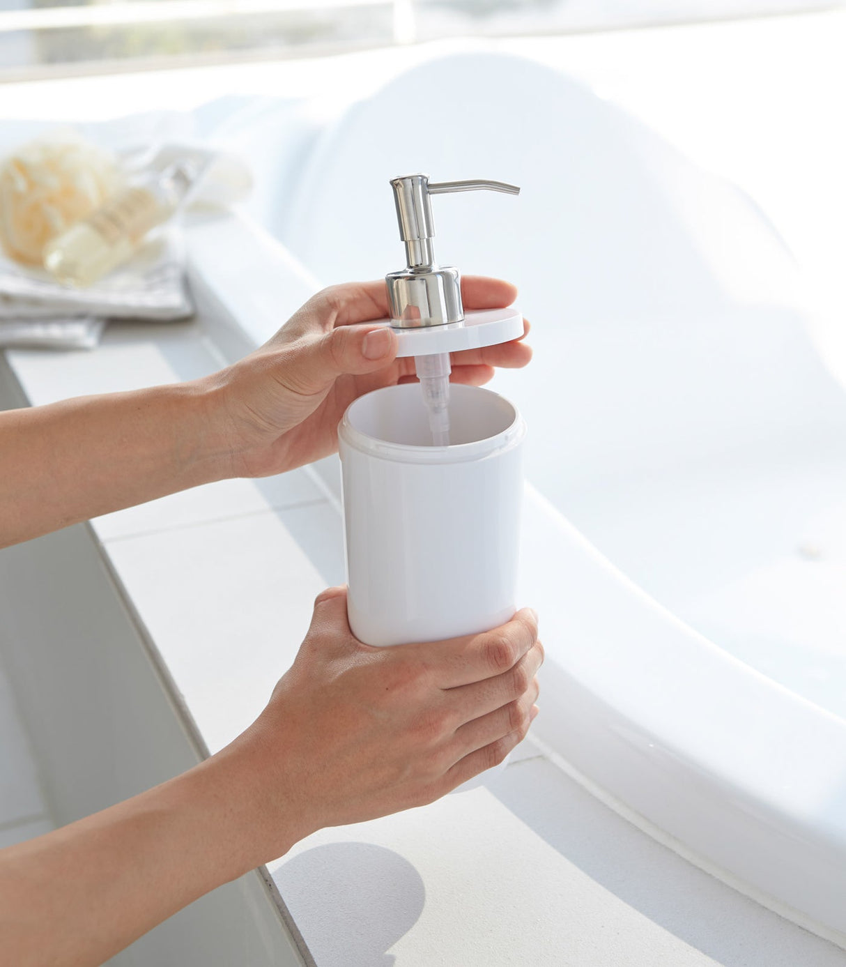 Ensemble distributeur rond - Shampoing, après-shampoing et savon pour le corps