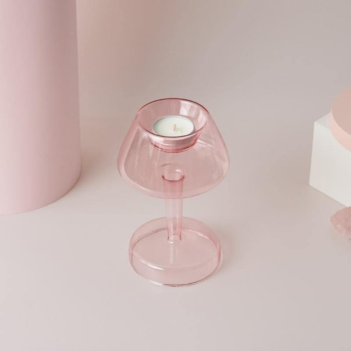 Colección de candelabros y jarrones cónicos de vidrio rosa