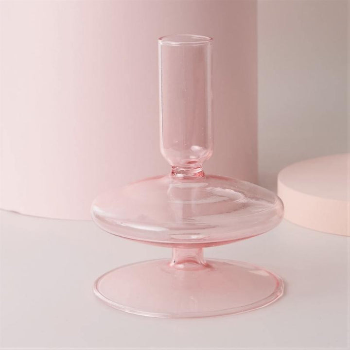 Colección de candelabros y jarrones cónicos de vidrio rosa