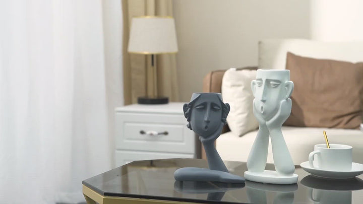 Trio de sculptures de jardinière de visages émotionnels