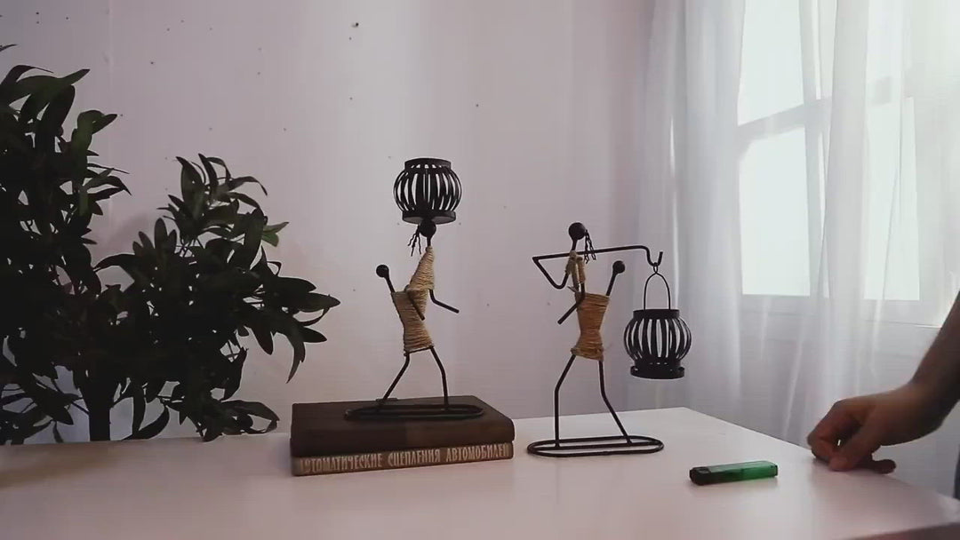 Bougeoir en métal avec figurine abstraite