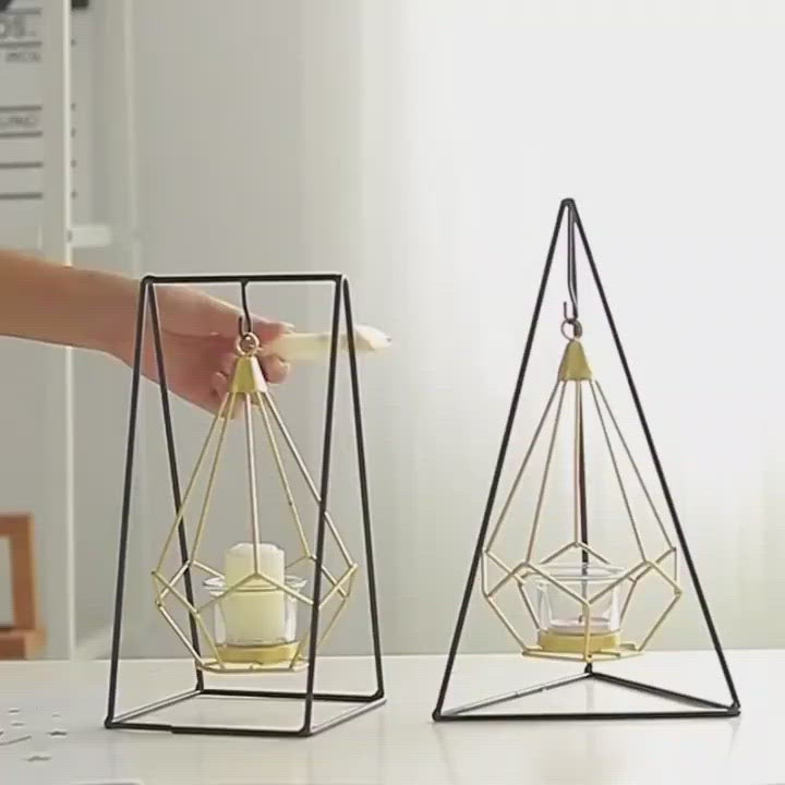 Bougeoir ou vase en forme de lanterne suspendue en fer géométrique