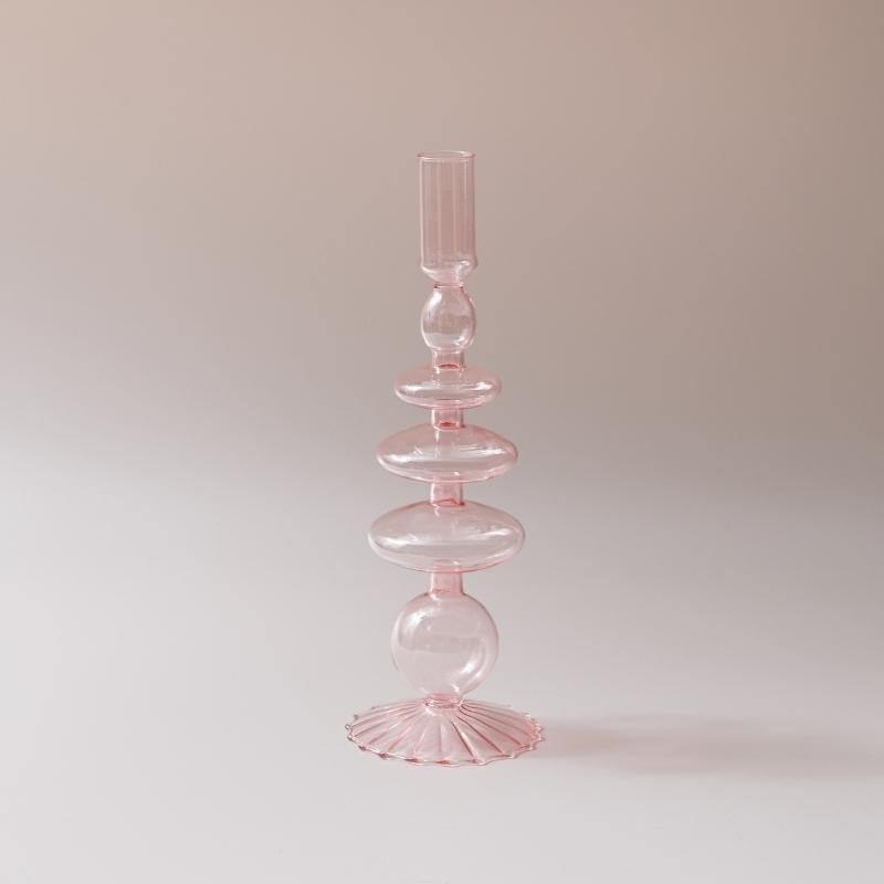 Bougeoir conique en verre rose et collection de vases