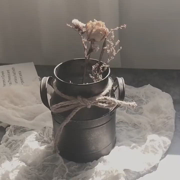 Cubo vintage de flores de hierro con cuerda de cáñamo