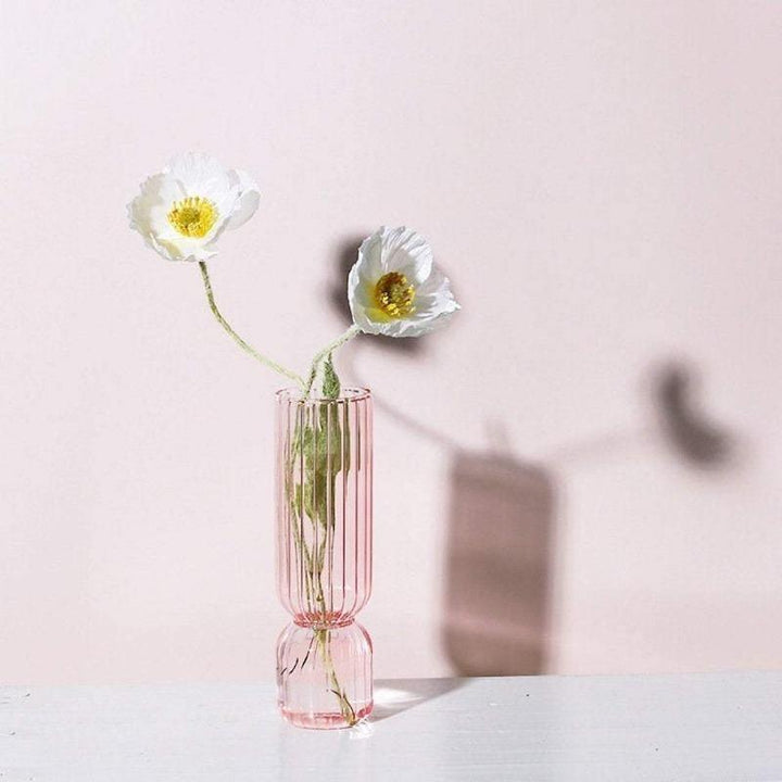 Bougeoir conique en verre rose et collection de vases